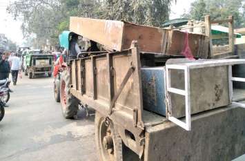Temporary encroachment removed in presence of police पुलिस की मौजूदगी में हटाया अस्थाई अतिक्रमण