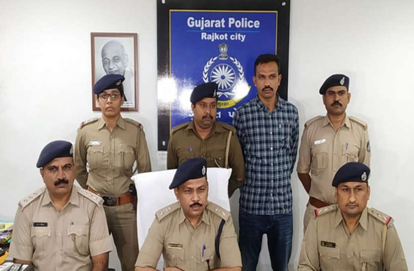 Ahmedabad News : उप निरीक्षक बनवाने का लालच देकर युवती से बलात्कार Ahmedabad News : उप निरीक्षक बनवाने का लालच देकर युवती से बलात्कार