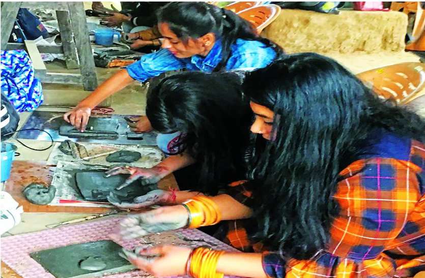 मोलेला की माटी से कलाकारों ने बनाई कलाकृतियां मोलेला की माटी से कलाकारों ने बनाई कलाकृतियां