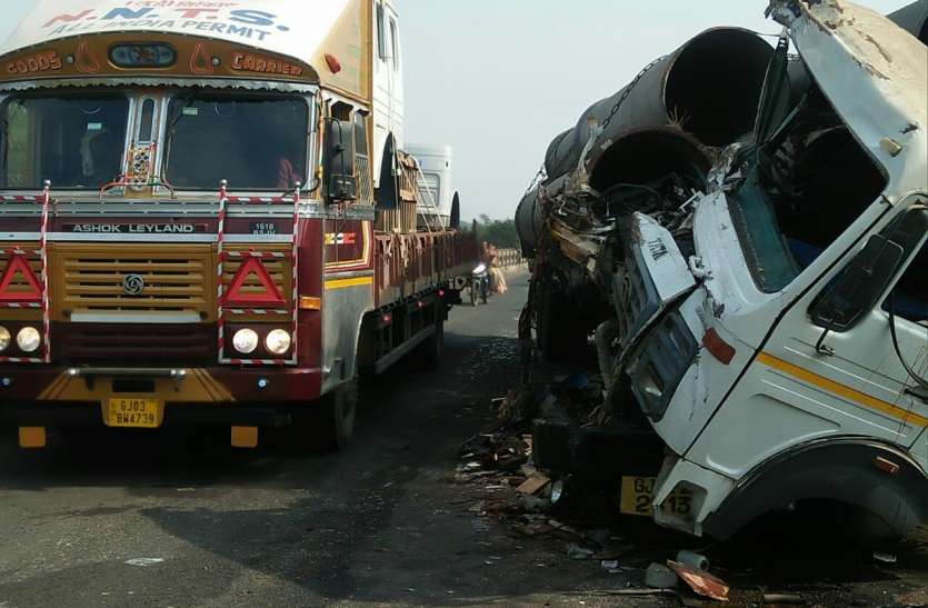 दर्दनाक हादसा: आमने-सामने टकराए ट्रक और कंटेनर, दो की मौत दर्दनाक हादसा: आमने-सामने टकराए ट्रक और कंटेनर, दो की मौत