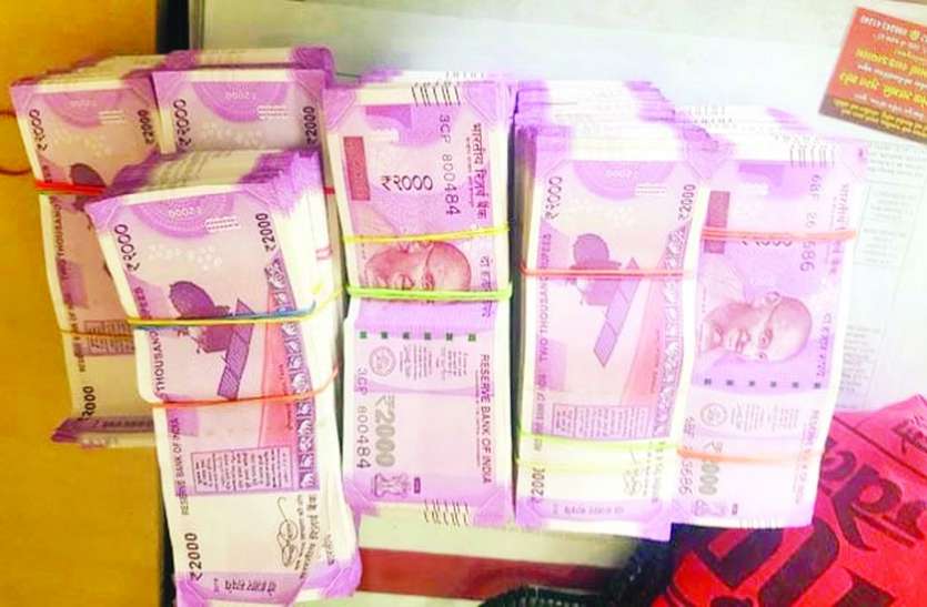 रेलवे पुलिस ने यात्री के पास से जब्त किए 19 लाख रेलवे पुलिस ने यात्री के पास से जब्त किए 19 लाख