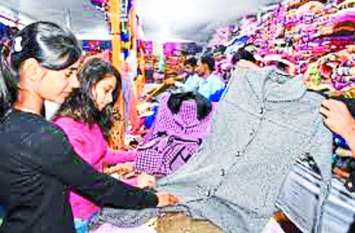 whether news गिर रहा शहर का तापमान, गर्म कपड़ों में नजर आ रहे लोग