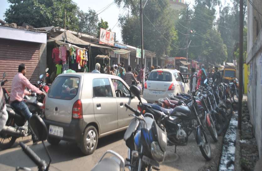 Three hundred to fifty thousand rupees per month on rented road MP में किराए पर सड़कें, 300 से 1500 है हर माह किराया