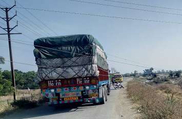 Electric wires entangled in the truck, broken pole, big accident avert बिजली का तार में उलझा ट्रक, टूटा पोल, बड़ा हादसा होते-होते टला