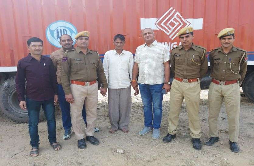 अवैध शराब से भरा कंटेनर पकड़ा, एक गिरफ्तार अवैध शराब से भरा कंटेनर पकड़ा, एक गिरफ्तार