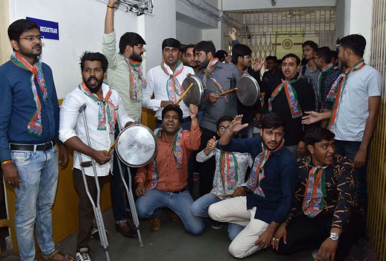 गैर सचिवालय परीक्षा को लेकर एनएसयूआइ ने किए महाविद्यालय बंद