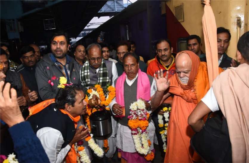 पुरी शंकराचार्य के आगमन पर बिखेरे आस्था और भक्ति के फूल पुरी शंकराचार्य के आगमन पर बिखेरे आस्था और भक्ति के फूल