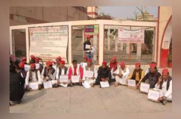 SP leaders protest after Unnao's rape victim's death उन्नाव दुष्कर्म पीड़िता की मौत के बाद सपा नेताओं का प्रदर्शन