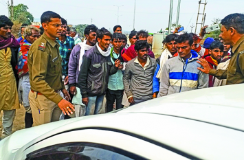 Farmers jam in highway if manure was not found खाद नहीं मिली तो किसानों ने कर दिया हाईवे जाम