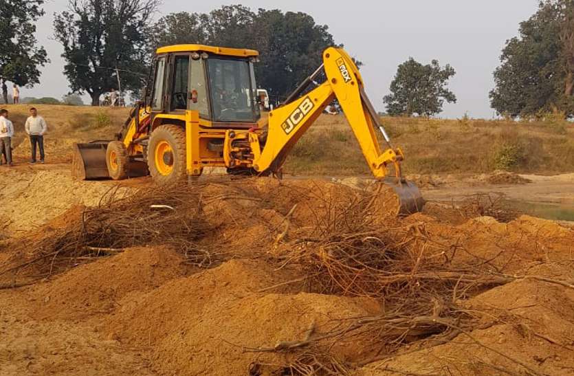 Officers and employees of the district administration breaking the road blocking the edge of Umdar river. video: नदी धार रोककर बनी सड़क को तोड़ने पहुंची टीम, माफिया के गुर्गों ने रोका