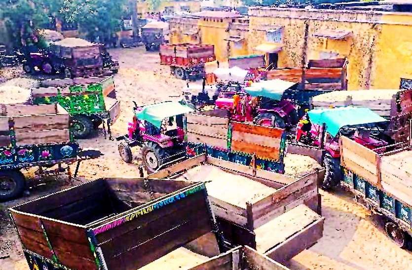देर रात तक हुई कार्रवाई, रातभर ट्रैक्टर-ट्रॉलियों को लाने में बीती देर रात तक हुई कार्रवाई, रातभर ट्रैक्टर-ट्रॉलियों को लाने में बीती