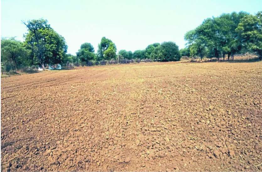 नहर से बर्बाद हो गया हजारों लीटर पानी, खेत सूखे नहर से बर्बाद हो गया हजारों लीटर पानी, खेत सूखे