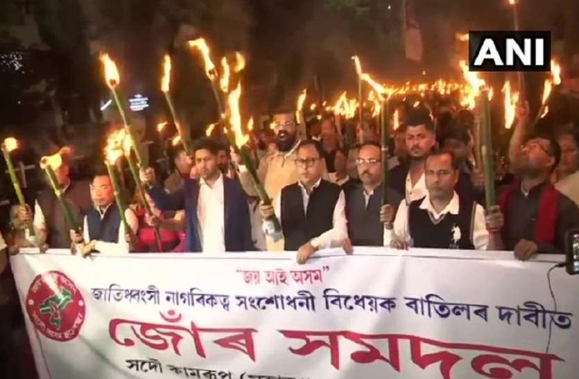 असम में कैब को लेकर भड़का आंदोलन असम में कैब को लेकर भड़का आंदोलन