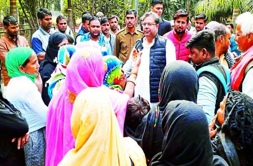 हाईटेंशन लाइन शिफ्ट करवाने की मांग को लेकर विधायक से मिले वार्डवासी हाईटेंशन लाइन शिफ्ट करवाने की मांग को लेकर विधायक से मिले वार्डवासी