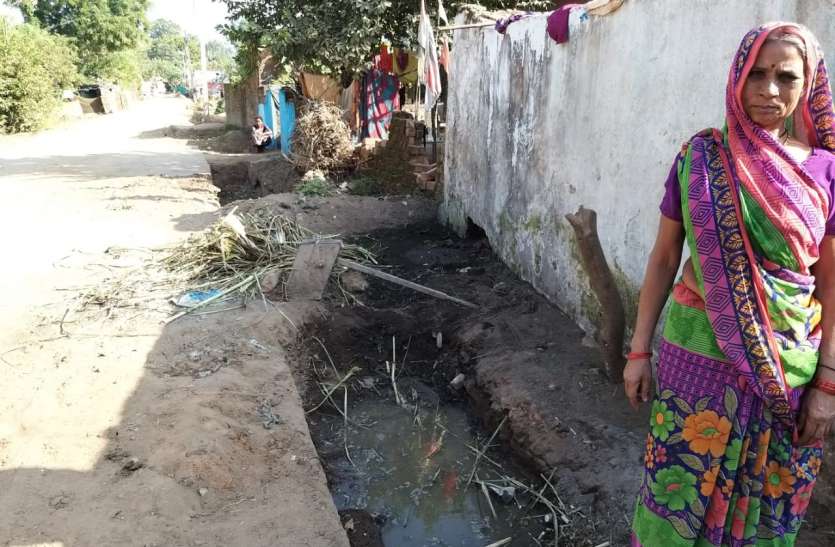 एक महीने से खुदी पड़ी नाली खोदकर बनाना भूल गया ठेकेदार एक महीने से खुदी पड़ी नाली खोदकर बनाना भूल गया ठेकेदार