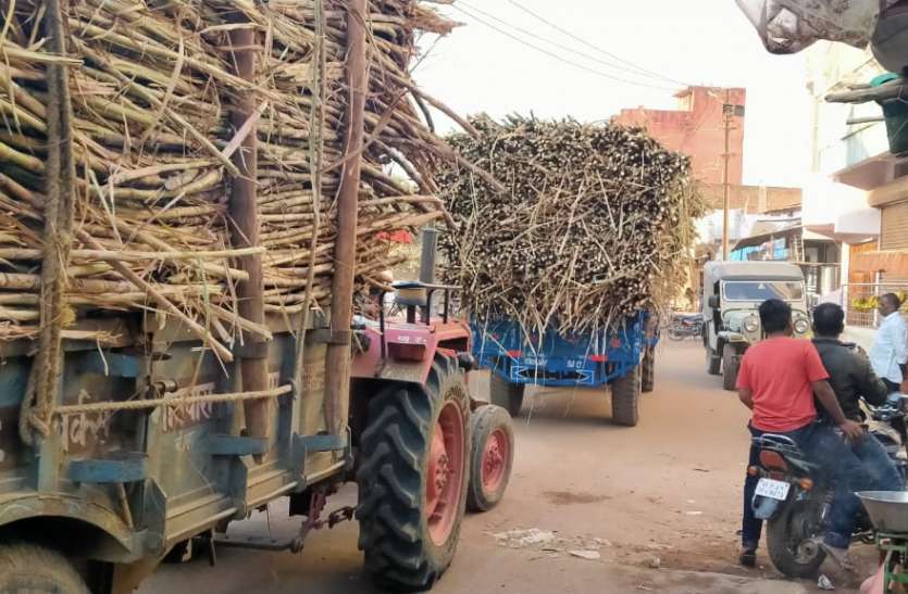 Sugarcane-filled trolleys passing through the middle market, there is a possibility of accident बीच बाजार से होकर गुजर रही गन्ने से भरी ट्रालियां,बनी रहती है दुर्घटना की आशंका