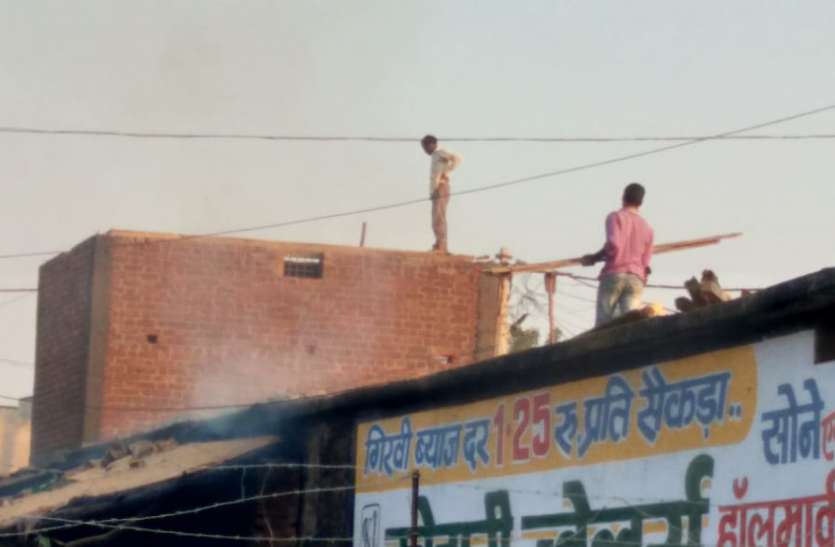 अवैध रूप से कराए जा रहे निर्माण पर रोक लगाने एसडीएम को सौंपा ज्ञापन अवैध रूप से कराए जा रहे निर्माण पर रोक लगाने एसडीएम को सौंपा ज्ञापन