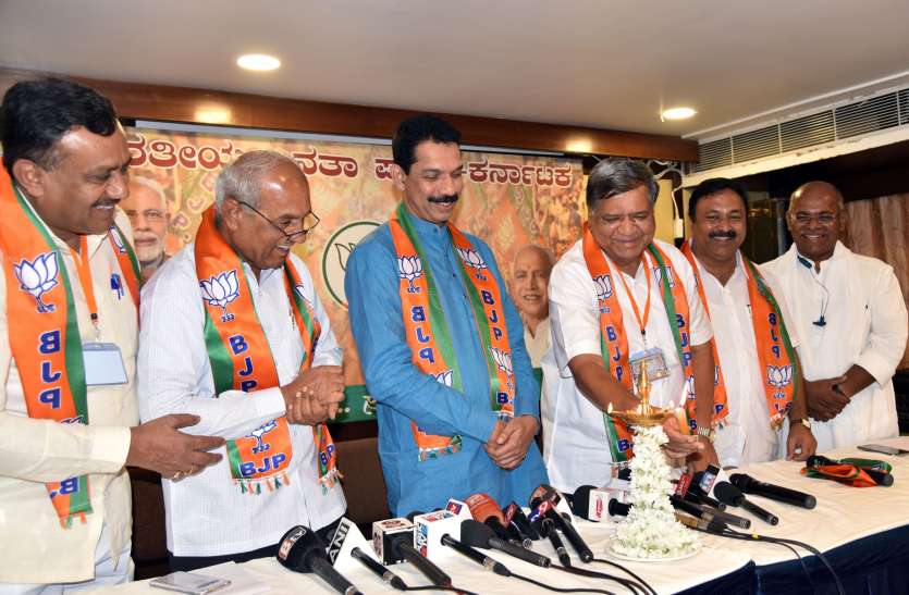 सरकार बचाने के लिए भजन कर रहे हैं येडियूरप्पा सरकार बचाने के लिए भजन कर रहे हैं येडियूरप्पा