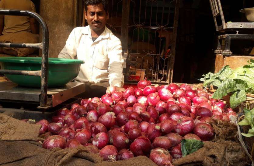 onion महंगी प्याज ने बिगाड़ा व्यापारियों का गणित, 60 फीसदी तक घटा कारोबार, जानिए वजह