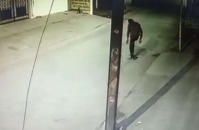 Police not surrender to thief who came in CC TV footage सीसी टीवी फुटेज में आए चोर को पुलिस का अभयदान