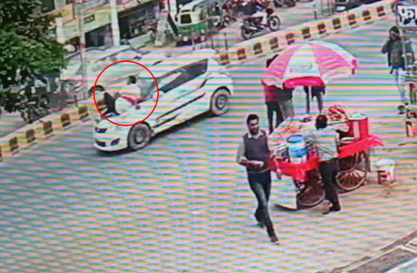 123_1.jpg सपा नेता की दबंगई, पैसे मांगने पर गैराज मालिक को कार के बोनेट पर बैठाकर दौड़ाई कार, LIVE वीडियो हुआ वायरल