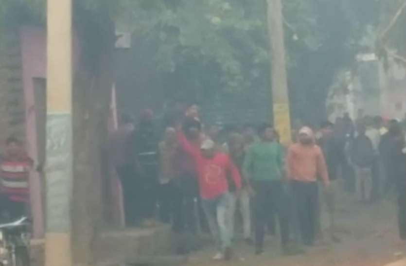 123.jpg पथराव और फायरिंग से दहला सेमरी का ताल, पुलिस ने संभाला मोर्चा, देखें वीडियो