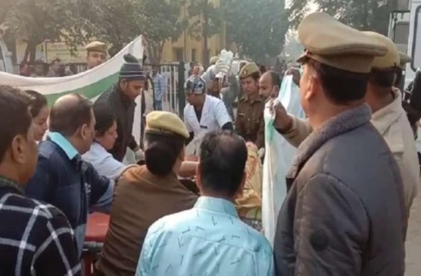 थोड़ी देर में होगा उन्नाव की बेटी का अंतिम संस्कार, कल रास्ते में ही अंतिम संस्कार करना चाहता था प्रशासन उन्नाव की बेटी का अंतिम संस्कार आज, कल रास्ते में ही करना चाहता था प्रशासन, पीड़ित की बहन ने बयान देकर सीएम से की यह मांग