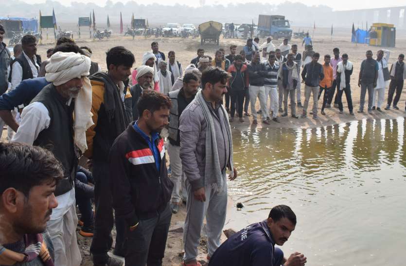 Chambal went missing after pouring flour to fish मछलियों को आटा डालने चंबल गया अधेड़ लापता