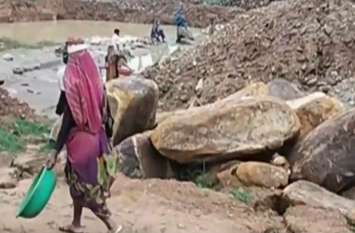 Workers become millionaires in few minutes, Diamond mine मिनटों में मजदूर यहां बन जाते लाखों के मालिक, 'सीक्रेट गुफा' में खुलता है किस्मत का ताला!