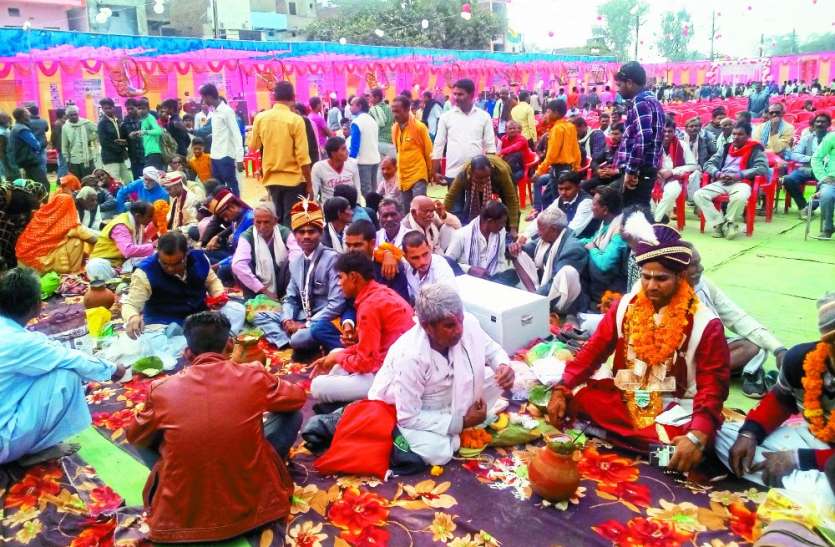 ganga jamuni tehzeeb ka matlab: Marriage-Nikaah under the same pandal एक ही पंडाल के नीचे विवाह व निकाह, 8 जोड़े हुए एक दूजे के, गंगा जमुनी तहजीब की मिसाल बनी समाजसेवी संस्था