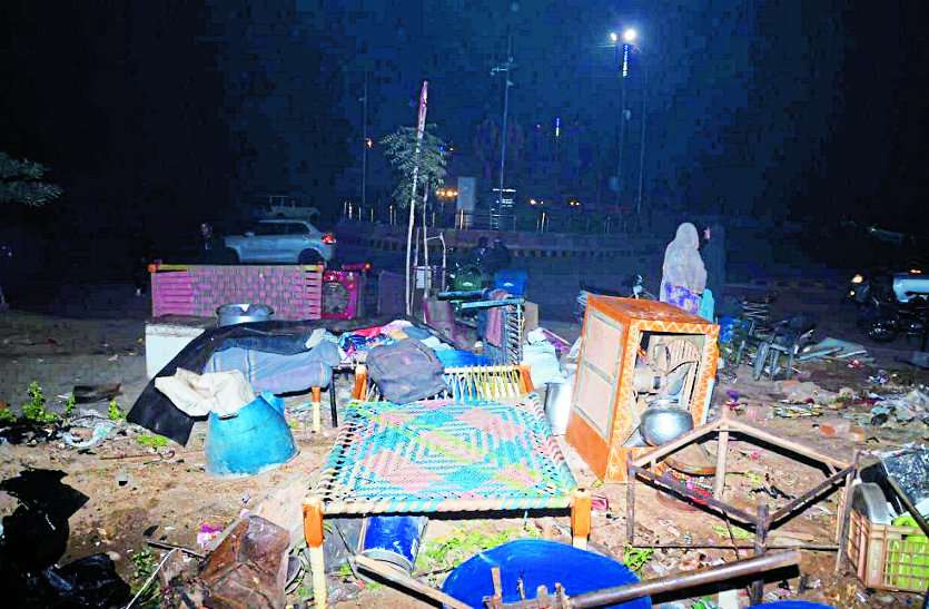 nagar nigam gwalior drive for removing encroachment महिलाएं बोलीं साहब सर्दियों में छोड़ दो, गर्मीयों में कर लेना कार्रवाई