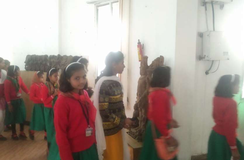 सिटी वॉक फेस्टिवल का समापन, प्राचीन प्रतिमाओं को देखकर खुश हुईं छात्राएं सिटी वॉक फेस्टिवल का समापन, प्राचीन प्रतिमाओं को देखकर खुश हुईं छात्राएं