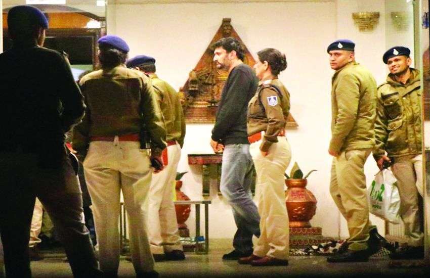 माय होम पर पत्नियों को जबरन डांस करवाते थे पति, लोग उड़ाते थे रुपए, तो बंटोरते थे पति