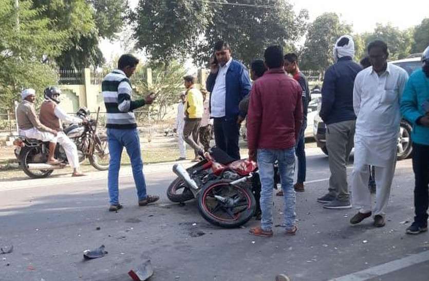 ट्रोले की टक्कर से बाइक सवार दो व्यक्तियों की मौत, दो महिलाएं घायल ट्रोले की टक्कर से बाइक सवार दो व्यक्तियों की मौत, दो महिलाएं घायल