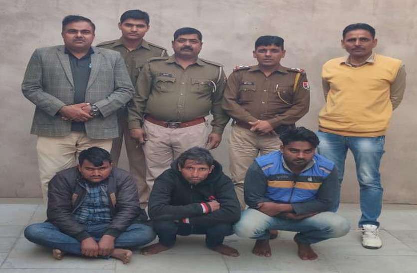 डोडा पोस्त और नशीली गोलियों सहित तीन गिरफ्तार डोडा पोस्त और नशीली गोलियों सहित तीन गिरफ्तार