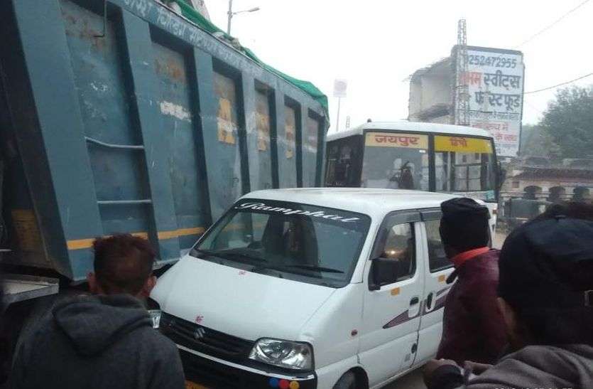 गाड़ी टकराने पर ट्रक चालक को पीटा गाड़ी टकराने पर ट्रक चालक को पीटा