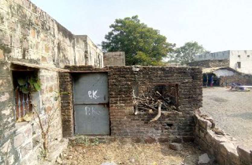 bhanwargarhschool आंख से अंधा नाम नयनसुख, कागजों में उत्कृष्ट स्कूल, मौके पर छत तक नहीं, छह कमरों में लगती हैं आठ कक्षाएं