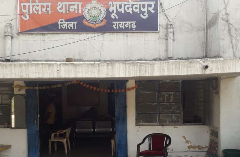 मोबाइल चोरी की आशंका से युवक ने पति-पत्नी पर टांगी से कर दिया जानलेवा हमला, अस्पताल दाखिल मोबाइल चोरी की आशंका से युवक ने पति-पत्नी पर टांगी से कर दिया जानलेवा हमला, अस्पताल दाखिल