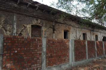 New Boundarywall built in 200-year-old buggy food, heritage is ending 200 साल पुराने बग्गी खाना में बना दी नई बाउंड्रीवॉल, खत्म हो रही धरोहर
