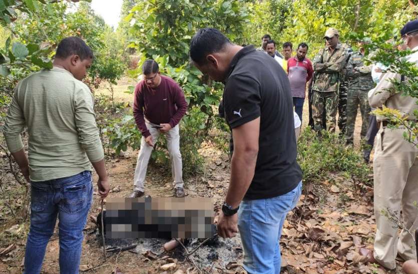 हैदराबाद गैंगरेप-मर्डर के बाद यहां मिली थी युवती की जली लाश, मर्डर करने वालों का सुराग देने पर मिलेंगे 30 हजार रुपए हैदराबाद गैंगरेप-मर्डर के बाद यहां मिली थी युवती की जली लाश, मर्डर करने वालों का सुराग देने पर मिलेंगे 30 हजार रुपए