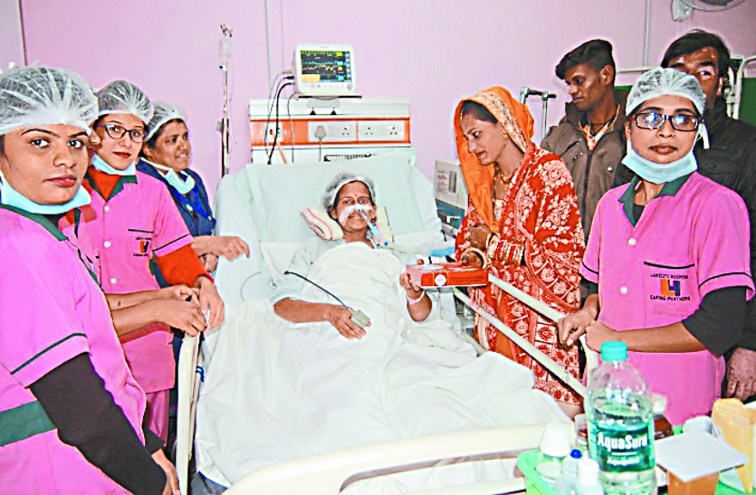 cancer_mother_last_wish.png मां की अंतिम इच्छा पूरी करने बेटी ने किया अनूठा काम, बनी मिसाल