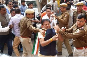Congress workers Beating With KEDL officer in kota. Congress protest बिजली बिलों पर केईडीएल की सफाई से भड़के थे कांग्रेसी, पुलिस की मौजूदगी में अधिकारी को मारे चांटे, तमाशा देखती रही खाकी