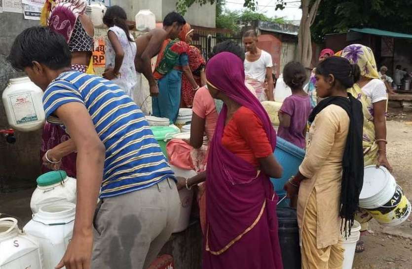सर्दी में भी नहीं मिल रहा नीर, रातजगा करने को मजबूर हैं लोग सर्दी में भी नहीं मिल रहा नीर, रातजगा करने को मजबूर हैं लोग