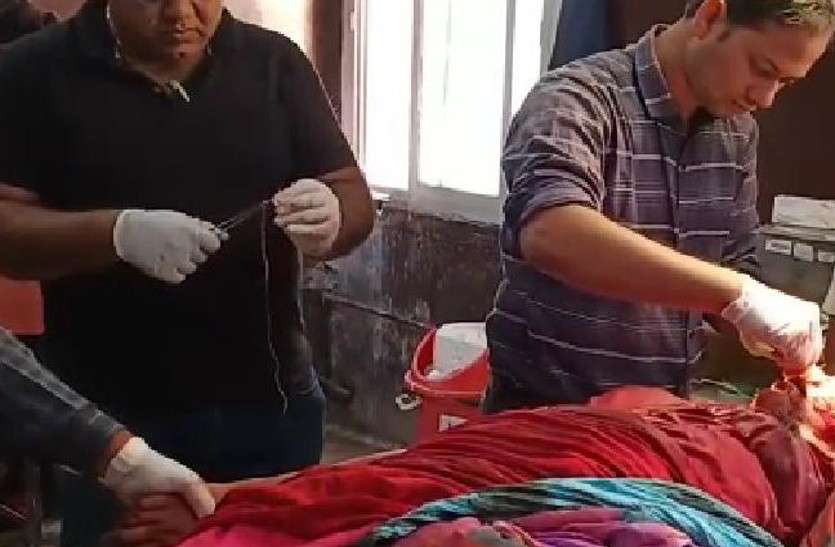 युवक ने महिला पर किया था हंसिया से ताबड़तोड़ वार, सिम्स में इलाज के दौरान महिला ने तोड़ा दम