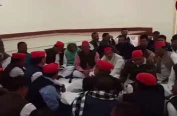 tribute given to unnao victim in etawah उन्नाव रेप पीड़िता की आत्मा की शांति को सपा ने श्रद्धांजलि सभा में किया याद