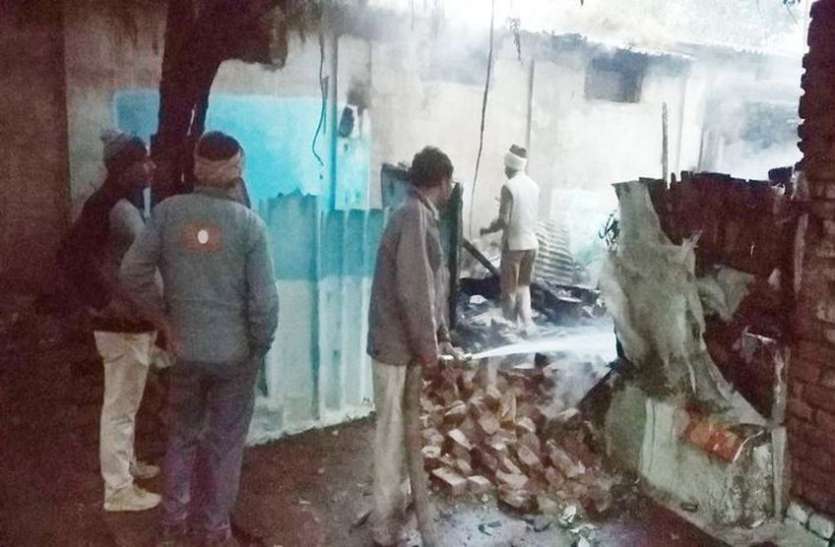 fire brigade समय रहते खुल गई नींद वरना सोते हुए ही जिंदा जल जाती वृद्धा