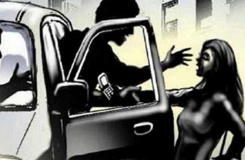 Gang Rape-बेटे के साथ जा रही महिला का पिस्तौल की नोक पर गैंगरेप, वारदात के बाद रात को ढाई बजे रास्ते पर फेंका Gang Rape-बेटे के साथ जा रही महिला का पिस्तौल की नोक पर गैंगरेप, वारदात के बाद रात को ढाई बजे रास्ते पर फेंका