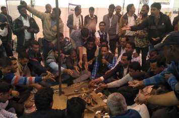 MNREGA personnel performed the sacrificial fire मनरेगा कार्मिकों ने किया सदबुद्धि यज्ञ, प्रदेश के जिलों से टोंक आ रहे कार्मिक