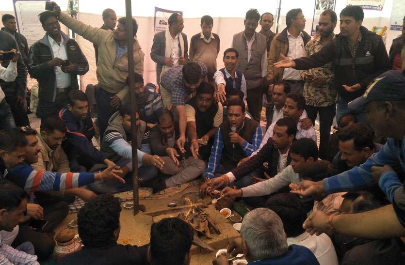 मनरेगा कार्मिकों ने किया सदबुद्धि यज्ञ, प्रदेश के जिलों से टोंक आ रहे कार्मिक मनरेगा कार्मिकों ने किया सदबुद्धि यज्ञ, प्रदेश के जिलों से टोंक आ रहे कार्मिक