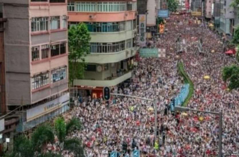 hong kong हांगकांग: विरोध-प्रदर्शन से पहले पुलिस ने प्रदर्शनकारियों के पास से जब्त किया हथियार, 11 गिरफ्तार